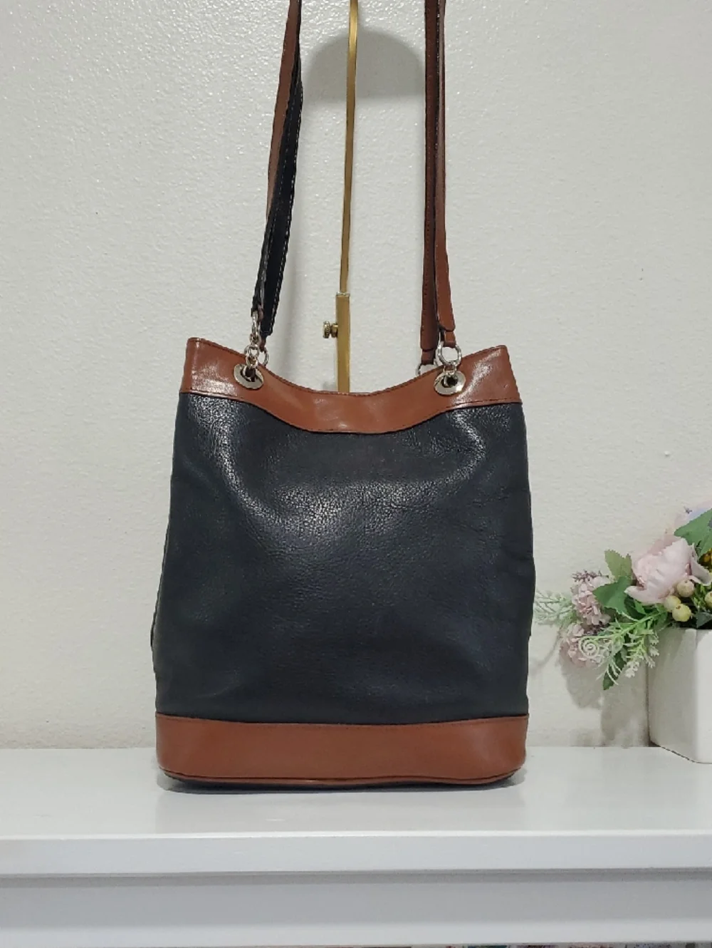 🇮🇹Vintage Bally Pebbled Black Leather Brown Trim Chain Shoulder Bag🤎🖤 - Picture 5 of 16